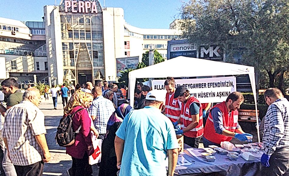 Kızılay ve Pergip Perpa'da aşure dağıttı