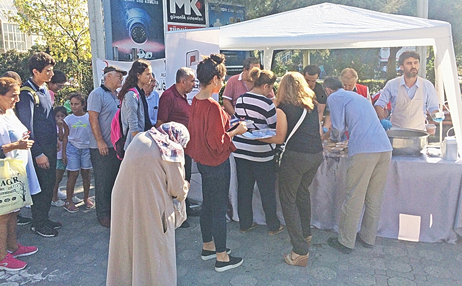 Kızılay ve Pergip Perpa'da aşure dağıttı