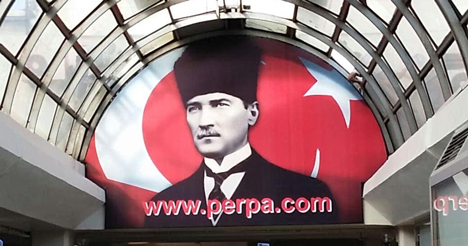 Perpa'ya Türk Bayrağı ve Atatürk Posteri